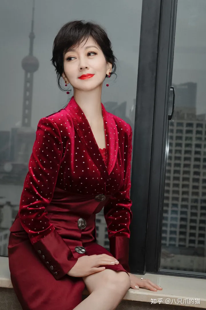 陈丽华身材富态有气质，难怪能俘获“唐长老”，老年人的穿衣模板-陈丽华47岁