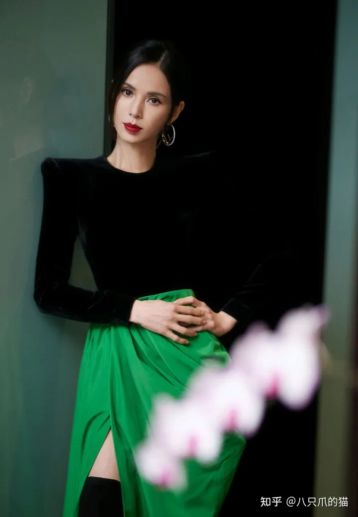 陈丽华身材富态有气质，难怪能俘获“唐长老”，老年人的穿衣模板-陈丽华47岁