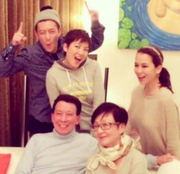 40岁陈冠希三姐弟同框，大姐陈丽华罕见出镜，短发利落气质干练