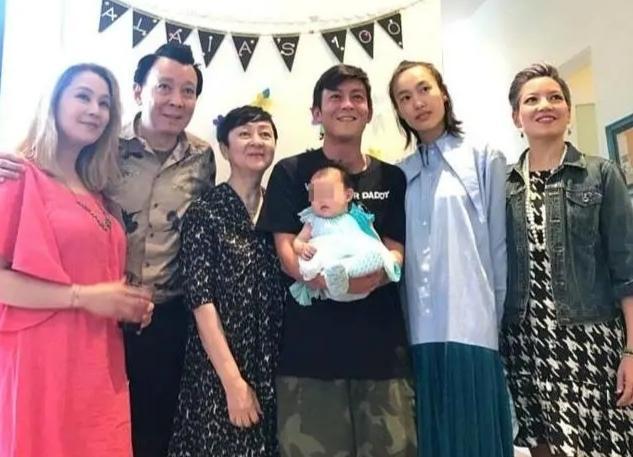 40岁陈冠希三姐弟同框，大姐陈丽华罕见出镜，短发利落气质干练