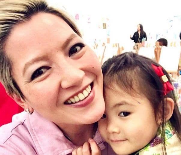 40岁陈冠希三姐弟同框，大姐陈丽华罕见出镜，短发利落气质干练