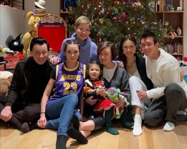 40岁陈冠希三姐弟同框，大姐陈丽华罕见出镜，短发利落气质干练