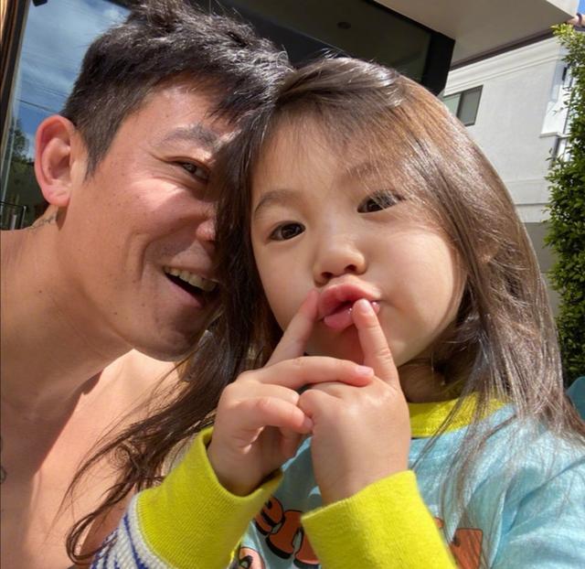 40岁陈冠希三姐弟同框，大姐陈丽华罕见出镜，短发利落气质干练