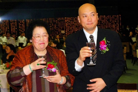 “唐僧”之妻陈丽华罕见露面，82岁高龄身材臃肿，鸽子蛋钻戒抢镜-唐僧老婆陈丽华老师简介