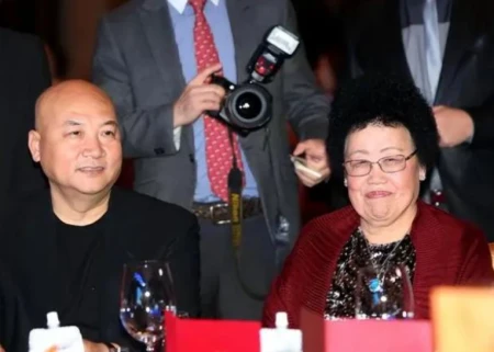 “唐僧”之妻陈丽华罕见露面，82岁高龄身材臃肿，鸽子蛋钻戒抢镜-唐僧老婆陈丽华老师简介