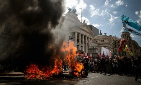 通胀飞涨、经济崩溃只是小场面，阿根廷史上最高通胀率：20000%-阿根廷深陷贫困和通胀危机