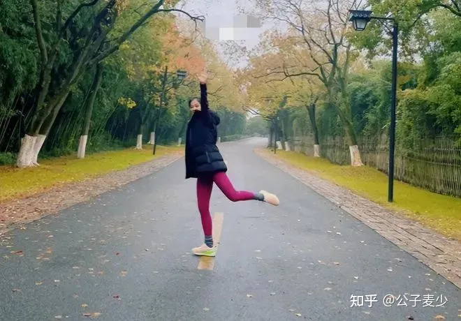 47岁梅婷素颜野外拍照！穿紧身裤打扮普通，二婚嫁给摄影师很幸福-梅婷的美颜