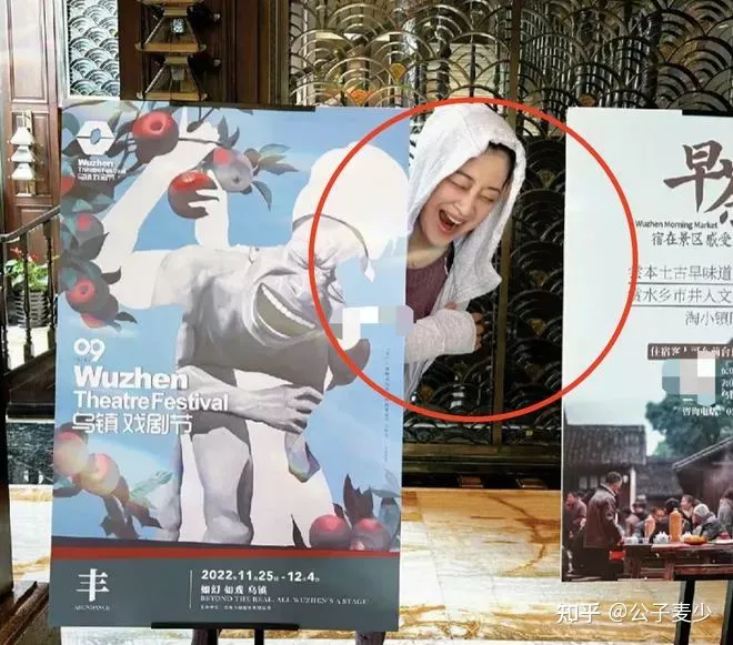 47岁梅婷素颜野外拍照！穿紧身裤打扮普通，二婚嫁给摄影师很幸福-梅婷的美颜