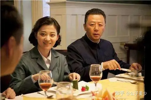 47岁梅婷素颜野外拍照！穿紧身裤打扮普通，二婚嫁给摄影师很幸福-梅婷的美颜