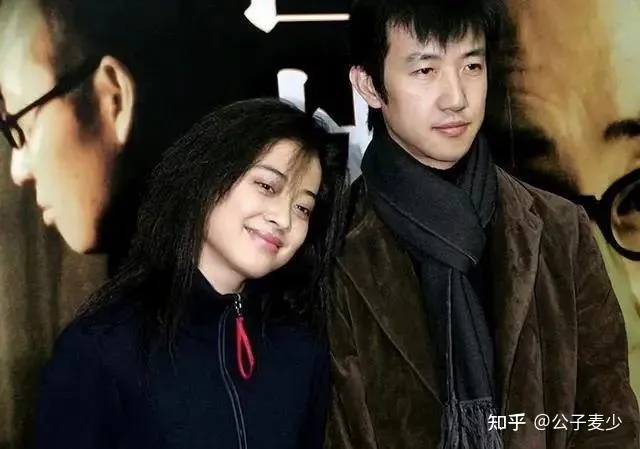 47岁梅婷素颜野外拍照！穿紧身裤打扮普通，二婚嫁给摄影师很幸福-梅婷的美颜