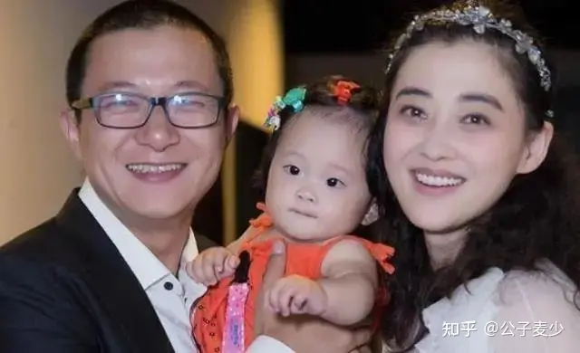 47岁梅婷素颜野外拍照！穿紧身裤打扮普通，二婚嫁给摄影师很幸福-梅婷的美颜