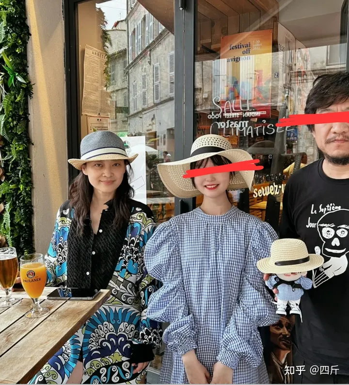 47岁梅婷在国外酒吧被偶遇，素颜打扮气质优雅，不戴口罩生活惬意-演父母爱情时梅婷多大