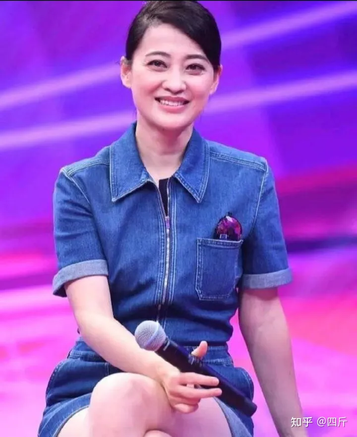 47岁梅婷在国外酒吧被偶遇，素颜打扮气质优雅，不戴口罩生活惬意-演父母爱情时梅婷多大