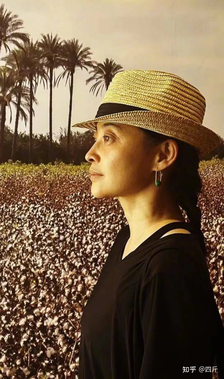 47岁梅婷在国外酒吧被偶遇，素颜打扮气质优雅，不戴口罩生活惬意-演父母爱情时梅婷多大