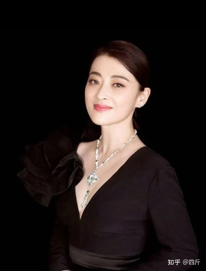 47岁梅婷在国外酒吧被偶遇，素颜打扮气质优雅，不戴口罩生活惬意-演父母爱情时梅婷多大