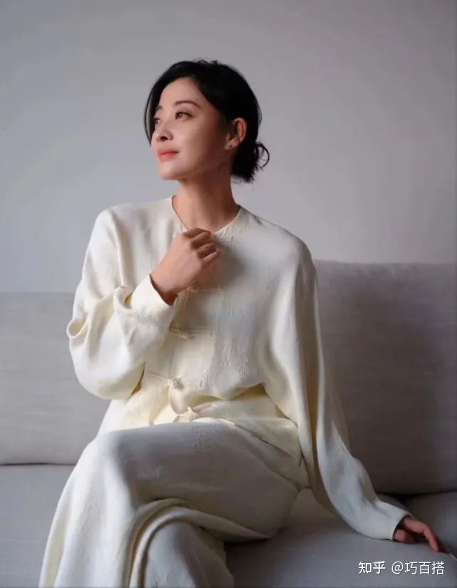 梅婷气质不是盖的！单品上身端庄优雅又大气，47岁的年龄30岁的美-43岁梅婷近照