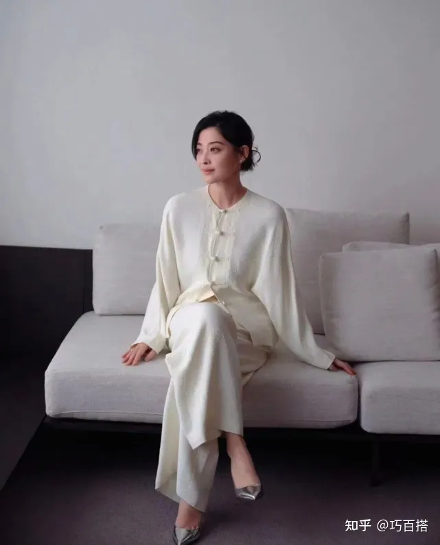 梅婷气质不是盖的！单品上身端庄优雅又大气，47岁的年龄30岁的美-43岁梅婷近照