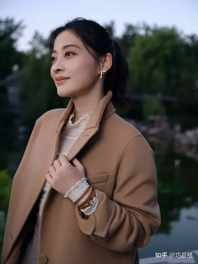 梅婷气质不是盖的！单品上身端庄优雅又大气，47岁的年龄30岁的美-43岁梅婷近照