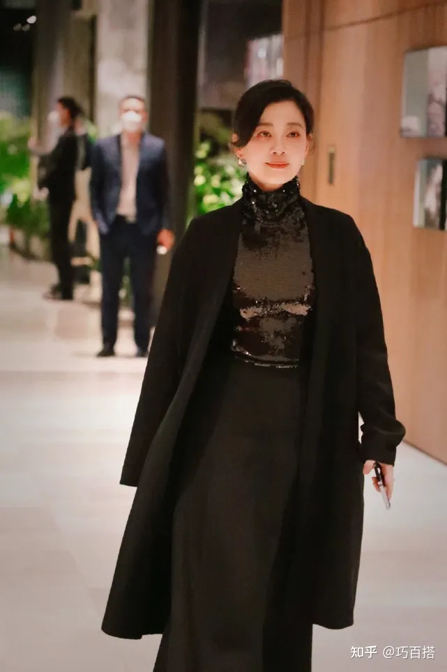 梅婷气质不是盖的！单品上身端庄优雅又大气，47岁的年龄30岁的美-43岁梅婷近照