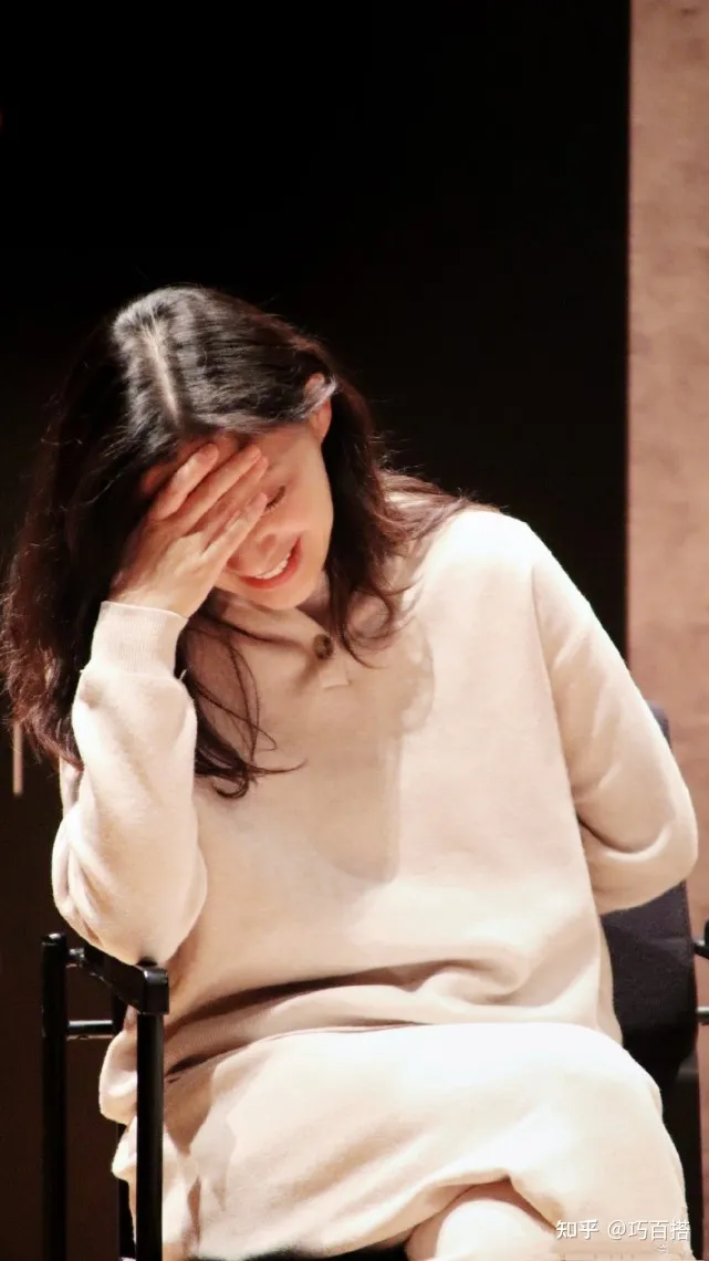 梅婷气质不是盖的！单品上身端庄优雅又大气，47岁的年龄30岁的美-43岁梅婷近照