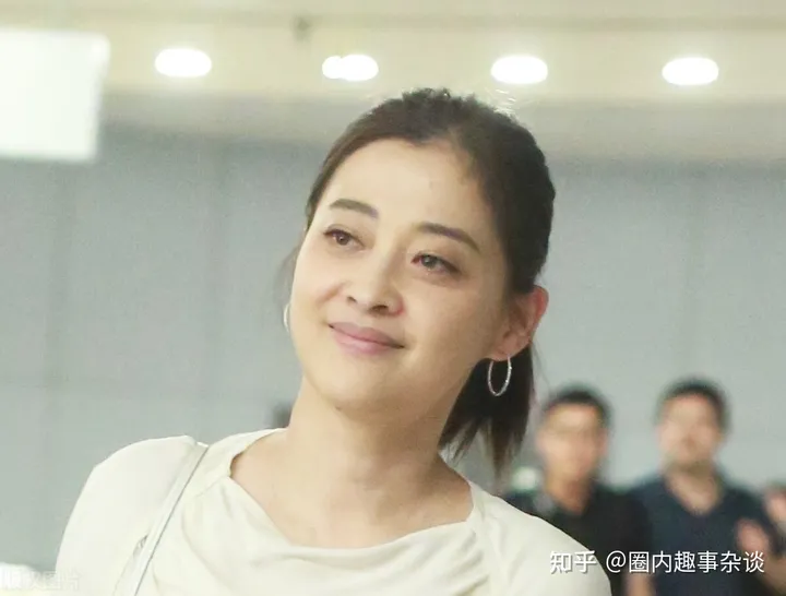 梅婷即将五十，但是状态气质依然在线，和赵又廷同框并不逊色-梅婷梅婷