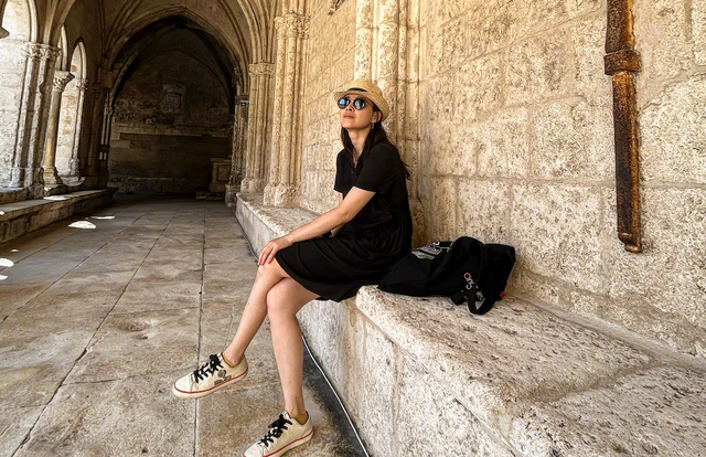 47岁梅婷现身国外酒吧被偶遇，素面朝天肌肤白皙，气质优雅不显老-梅婷抖音视频喝酒