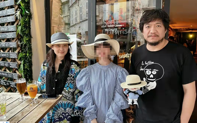 47岁梅婷现身国外酒吧被偶遇，素面朝天肌肤白皙，气质优雅不显老-梅婷抖音视频喝酒