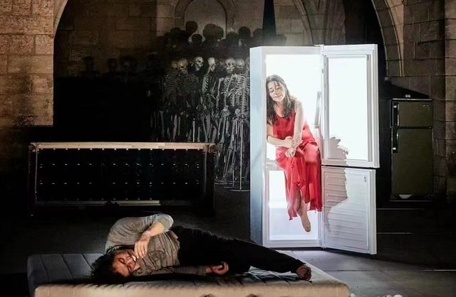 47岁梅婷现身国外酒吧被偶遇，素面朝天肌肤白皙，气质优雅不显老-梅婷抖音视频喝酒