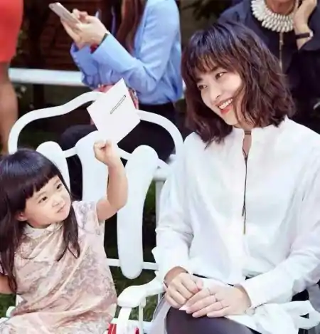 梅婷穿出70后想要的高级感，白色衬衫配皮衣，简约又显气质-白色衬衣穿搭男