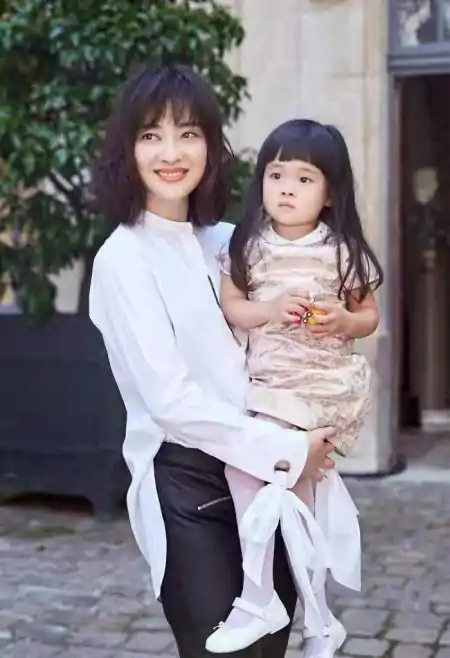 梅婷穿出70后想要的高级感，白色衬衫配皮衣，简约又显气质-白色衬衣穿搭男