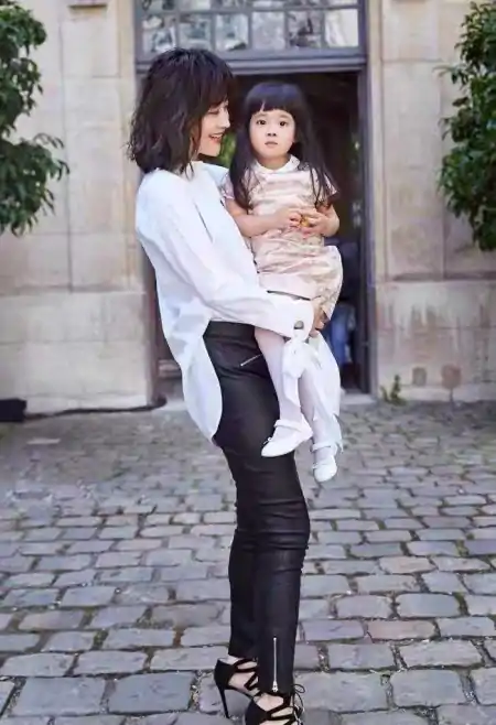 梅婷穿出70后想要的高级感，白色衬衫配皮衣，简约又显气质-白色衬衣穿搭男