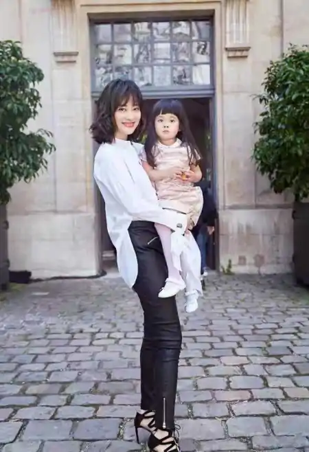 梅婷穿出70后想要的高级感，白色衬衫配皮衣，简约又显气质-白色衬衣穿搭男