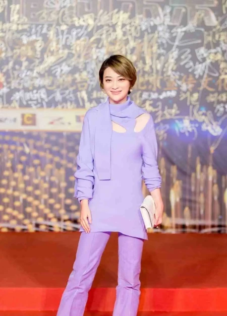 梅婷穿出70后想要的高级感，白色衬衫配皮衣，简约又显气质-白色衬衣穿搭男