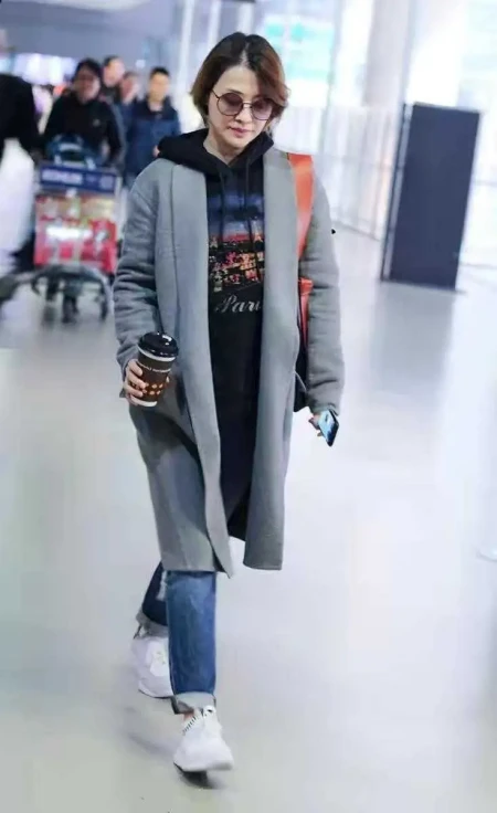 梅婷穿出70后想要的高级感，白色衬衫配皮衣，简约又显气质-白色衬衣穿搭男