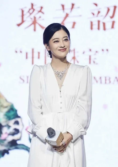 梅婷穿出70后想要的高级感，白色衬衫配皮衣，简约又显气质-白色衬衣穿搭男