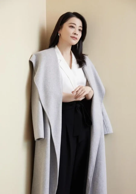 梅婷穿出70后想要的高级感，白色衬衫配皮衣，简约又显气质-白色衬衣穿搭男