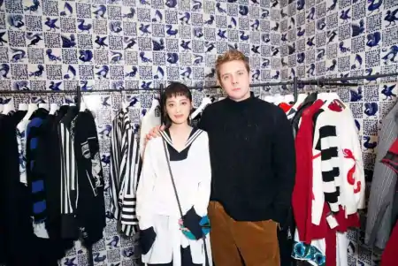 梅婷剪了刘海好显年轻，穿得“乱糟糟”也不老气，反而更有时髦感-梅婷短发