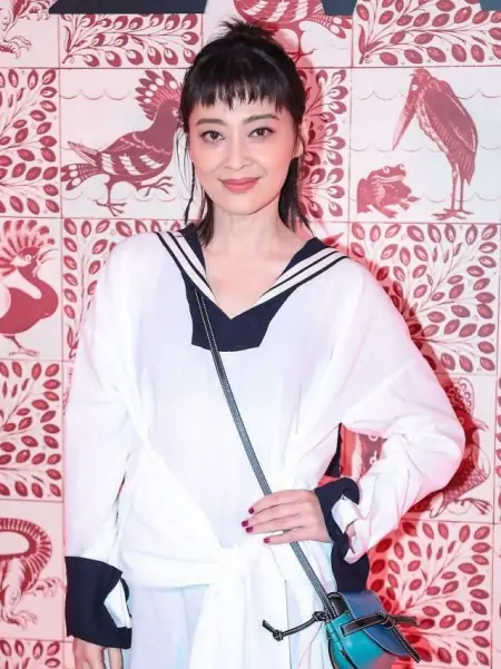 梅婷剪了刘海好显年轻，穿得“乱糟糟”也不老气，反而更有时髦感-梅婷短发