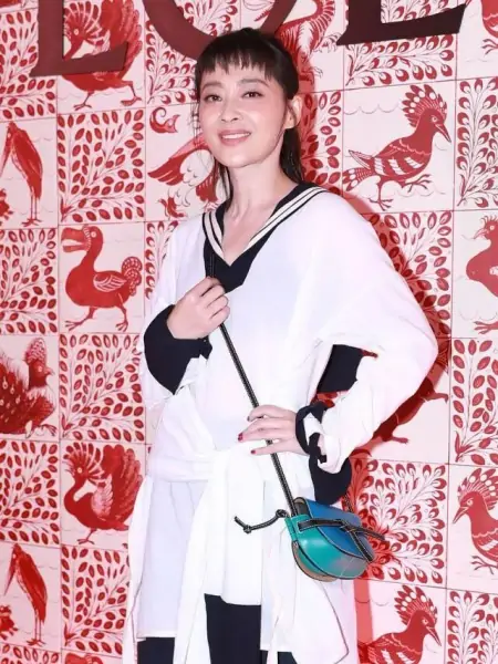 梅婷剪了刘海好显年轻，穿得“乱糟糟”也不老气，反而更有时髦感-梅婷短发