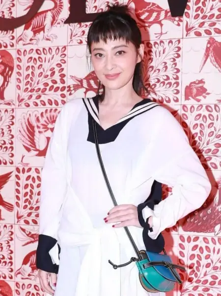 梅婷剪了刘海好显年轻，穿得“乱糟糟”也不老气，反而更有时髦感-梅婷短发