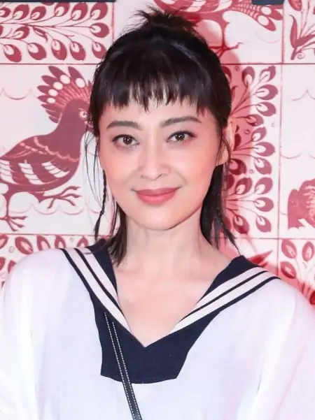 梅婷剪了刘海好显年轻，穿得“乱糟糟”也不老气，反而更有时髦感-梅婷短发