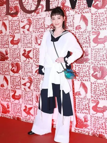 梅婷剪了刘海好显年轻，穿得“乱糟糟”也不老气，反而更有时髦感-梅婷短发