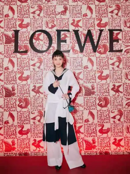 梅婷剪了刘海好显年轻，穿得“乱糟糟”也不老气，反而更有时髦感-梅婷短发