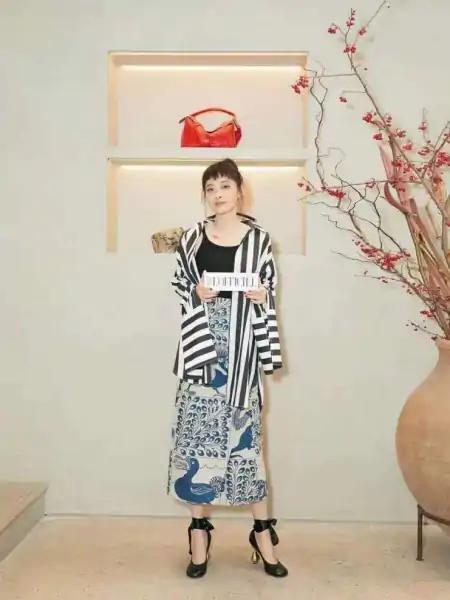 梅婷剪了刘海好显年轻，穿得“乱糟糟”也不老气，反而更有时髦感-梅婷短发