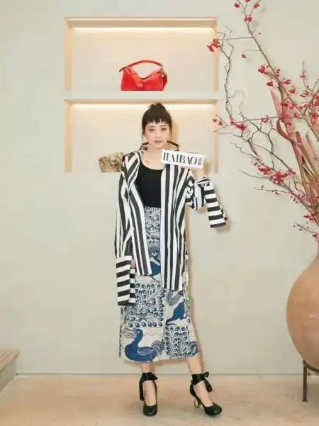 梅婷剪了刘海好显年轻，穿得“乱糟糟”也不老气，反而更有时髦感-梅婷短发