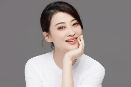 离婚17年后，再看梅婷和鄢颇二人的境遇，夫妻差距太明显-鄢颇的女友