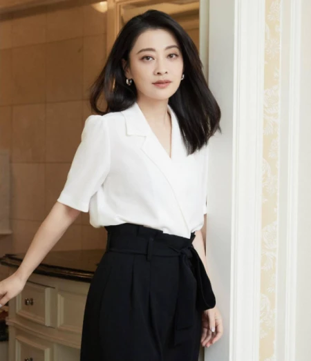 离婚17年后，再看梅婷和鄢颇二人的境遇，夫妻差距太明显-鄢颇的女友