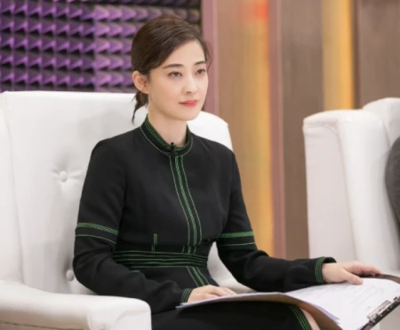 离婚17年后，再看梅婷和鄢颇二人的境遇，夫妻差距太明显-鄢颇的女友