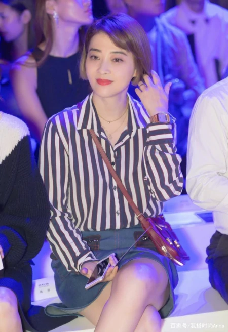 减肥成功的梅婷更自信，穿条纹衫配A字裙时髦减龄，难掩优雅气质-条纹衫内搭什么好看