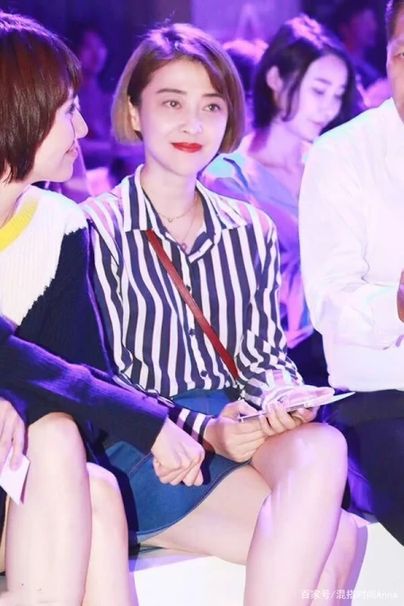 减肥成功的梅婷更自信，穿条纹衫配A字裙时髦减龄，难掩优雅气质-条纹衫内搭什么好看